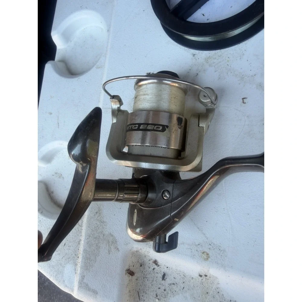 Ultra Lock WTC 220 Spinning Reel 5.2:1 Left Retrieve Front Drag Silver/Black